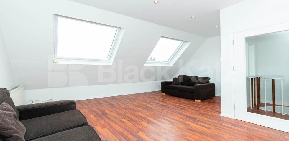 			STUNNING 3 BED WITH ROOF TERRACE & VIDEO VIEWING AVAILBLE!, 3 Bedroom, 1 bath, 1 reception Flat			 Stratford Villas, CAMDEN SQUARE